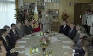 Президент РФ Борис Ельцин во время подписания договора о разграничении полномочий и предметов ведения между федеральными властями и субъектами РФ