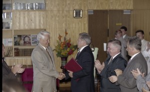 Президент РФ Борис Ельцин во время подписания договора о разграничении полномочий и предметов ведения между федеральными властями и субъектами РФ