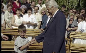 Президент РФ Борис Ельцин на отдыхе. Президент РФ Борис Ельцин во время встречи с жителями Самарской области