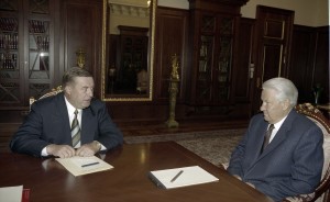 Президент РФ Борис Ельцин во время встречи в рабочем кабинете с председателем Госдумы РФ Г.Н. Селезневым