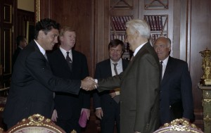 Президент РФ Борис Ельцин во время встречи с премьер-министром В.С. Черномырдиным, первыми вице-премьерами А.Б. Чубайсом и Б.Е. Немцовым, руководителем Администрации Президента РФ В.Б. Юмашевым