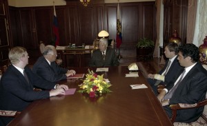 Президент РФ Борис Ельцин во время встречи с премьер-министром В.С. Черномырдиным, первыми вице-премьерами А.Б. Чубайсом и Б.Е. Немцовым, руководителем Администрации Президента РФ В.Б. Юмашевым