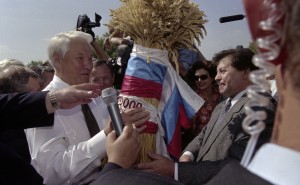 Пребывание президента РФ Бориса Ельцина в Саратовской области. Осмотр полей в Татищевском районе