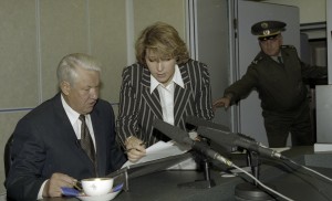 Президент РФ Борис Ельцин во время записи радиообращения