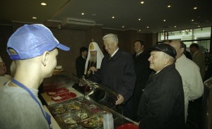 Президент РФ Борис Ельцин на открытии новой пешеходной зоны столицы в Столешниковом переулке