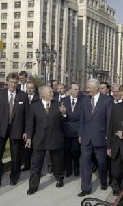 Президент РФ Борис Ельцин на открытии выставочного комплекса Манеж