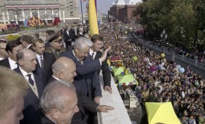 Президент РФ Борис Ельцин на открытии выставочного комплекса Манеж