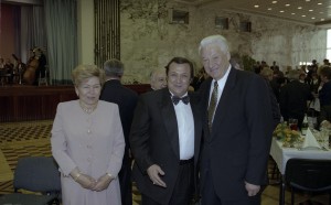 Торжественный обед, посвященный празднованию юбилея 850-летия г. Москвы. Наина Ельцина и Борис Ельцин с итальянским певцом Робертино Лоретти