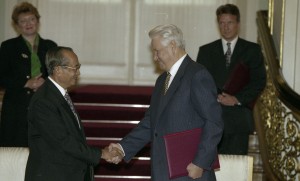 Официальный визит в РФ президента Филиппин Фиделя Вальдеса Рамоса. Во время подписания российско-филиппинских документов