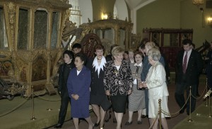 Официальный визит в РФ президента Филиппин Фиделя Вальдеса Рамоса. Супруга президента РФ Наина Ельцина и супруга президента Филиппин во время осмотра Оружейной палаты