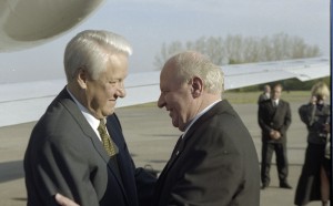 Поездка президента РФ Бориса Ельцина в Орловскую область. Во время встречи в аэропорту г. Орла