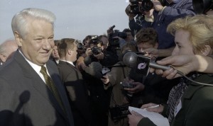 Поездка президента РФ Бориса Ельцина в Орловскую область. Во время встречи в аэропорту г. Орла