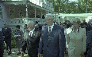 Поездка президента РФ Бориса Ельцина в Орловскую область. Посещение усадьбы И.С. Тургенева и встреча с музейными работниками России в Государственном музее-заповеднике И.С. Тургенева Спасское-Лутовиново
