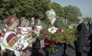 Поездка президента РФ Бориса Ельцина в Орловскую область. Посещение усадьбы И.С. Тургенева и встреча с музейными работниками России в Государственном музее-заповеднике И.С. Тургенева Спасское-Лутовиново