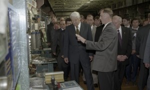 Поездка президента РФ Бориса Ельцина в Орловскую область. Во время посещения ОАО «Орловский сталепрокатный завод»