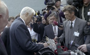 Поездка президента РФ Бориса Ельцина в Орловскую область. Во время посещения ОАО «Орловский сталепрокатный завод»