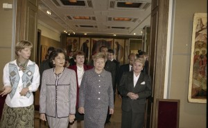 Визит в РФ президента Египта Хосни Мубарака. Супруга президента РФ Наина Ельцина и супруга президента Египта Сюзан Салех Мубарак во время посещения Третьяковской галереи