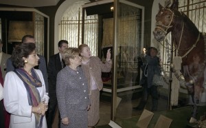 Визит в РФ президента Египта Хосни Мубарака. Супруга президента РФ Наина Ельцина и супруга президента Египта Сюзан Салех Мубарак во осмотра Оружейной палаты