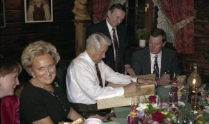 Государственный визит в РФ президента Французской Республики Жака Ширака с супругой Бернадент Ширак. Во время обеда в ресторане «Царская охота»