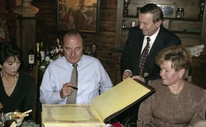 Государственный визит в РФ президента Французской Республики Жака Ширака с супругой Бернадент Ширак. Во время обеда в ресторане «Царская охота»