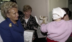 Государственный визит в РФ президента Французской Республики Жака Ширака с супругой Бернадент Ширак. Супруга президента РФ Наина Ельцина и супруга президента Франции Бернадет Ширак во время посещения Института детской онкологии