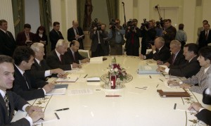 Президент РФ Борис Ельцин во время встречи с председателем Совета министров Италии Романом Проди