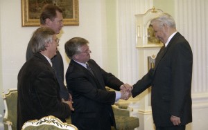 Президент РФ Борис Ельцин во время телеинтервью корреспонденту ОРТ В. Сухому и корреспонденту ТФ-3 (Франция) Кристиану Малару