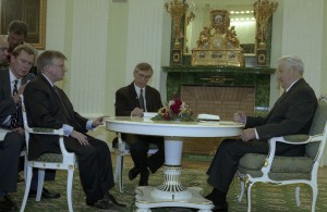 Президент РФ Борис Ельцин во время телеинтервью корреспонденту ОРТ В. Сухому и корреспонденту ТФ-3 (Франция) Кристиану Малару