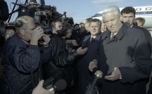 Пребывание президента РФ Бориса Ельцина в Нижнем Новгороде на Всероссийском форуме «Новая Россия» в рамках Нижегородской ярмарки. Во время встречи в аэропорту