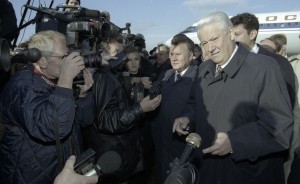 Пребывание президента РФ Бориса Ельцина в Нижнем Новгороде на Всероссийском форуме «Новая Россия» в рамках Нижегородской ярмарки. Во время встречи в аэропорту