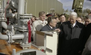 Пребывание президента РФ Бориса Ельцина в Нижнем Новгороде на Всероссийском форуме «Новая Россия» в рамках Нижегородской ярмарки. Во время осмотра Нижегородской ярмарки