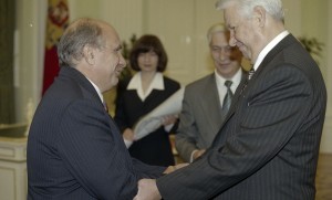 Вручение Государственных наград РФ руководителям субъектов РФ. Вручение награды главе администрации Ульяновской области Ю.Ф. Горячеву