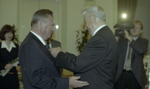 Вручение Государственных наград РФ руководителям субъектов РФ. Вручение награды главе администрации Смоленской области А.Е. Глушенкову