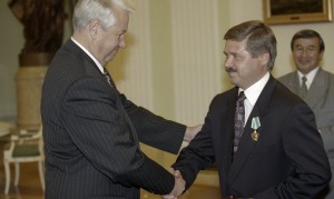 Вручение Государственных наград РФ руководителям субъектов РФ. Вручение награды губернатору Ямало-Ненецкого автономного округа Ю.В. Неелову