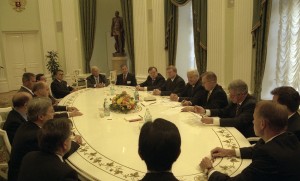 Президент РФ Борис Ельцин во время встречи с представителями Лондонского клуба кредиторов