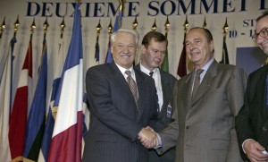 Пребывание президента РФ Бориса Ельцина в г. Страсбурге. Президент РФ Борис Ельцин и президент Франции Жак Ширак во время встречи с журналистами