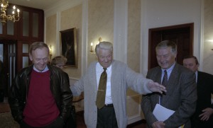 Официальный визит в РФ премьер-министра Канады Жана Кретьена. Во время встречи в загородной резиденции «Русь»