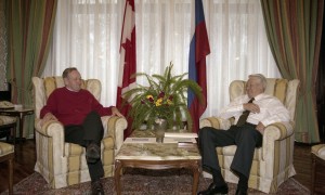 Официальный визит в РФ премьер-министра Канады Жана Кретьена. Во время встречи в загородной резиденции «Русь»