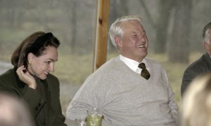 Официальный визит в РФ премьер-министра Канады Жана Кретьена. Во время обеда в загородной резиденции «Русь»