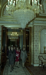 Официальный визит в РФ премьер-министра Канады Жана Кретьена. Супргуга президента РФ Наина Ельцина и супруга премьер-министра Канады Алина Кретьен во время встречи