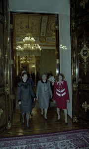 Официальный визит в РФ премьер-министра Канады Жана Кретьена. Супргуга президента РФ Наина Ельцина и супруга премьер-министра Канады Алина Кретьен во время встречи
