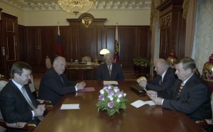 Встреча президента РФ Бориса Ельцина с премьер-министром РФ В.С. Черномырдиным и спикерами обеих палат парламента Е.С. Строевым и Г.Н. Селезневым