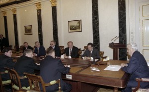 Президент РФ Бориса Ельцин во время встречи с главами парламентских фракций и депутатских групп Государственной Думы
