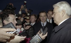 Саммит в Кишиневе. Президент РФ Борис Ельцин во время интервью журналистам в аэропорту