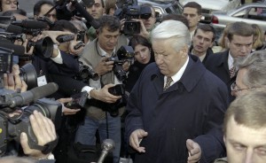 Саммит в Кишиневе. Президент РФ Борис Ельцин во время интервью журналистам в аэропорту