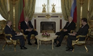 Официальный визит в РФ президента Литвы Альгирдаса Бразаускаса. Во время встречи в узком составе