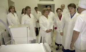 Официальный визит в РФ президента Литвы Альгирдаса Бразаускаса. Посещение супругой президента РФ Наиной Ельциной и дочерью президента Литвы Аудроне Усонене клиники акушерства и гинекологии ММА им. И.М. Сеченова