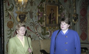 Официальный визит в РФ президента Литвы Альгирдаса Бразаускаса. Посещение супругой президента РФ Наиной Ельциной и дочерью президента Литвы Аудроне Усонене во время осмотра Большого Кремлевского дворца