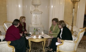 Супруга президента РФ Наина Ельцина во время интервью журналу «Малыш»