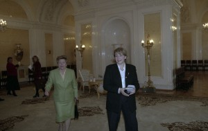 Супруга президента РФ Наина Ельцина и дочь президента РФ Татьяна Дьяченко после интервью с представителям журнала «Малыш»